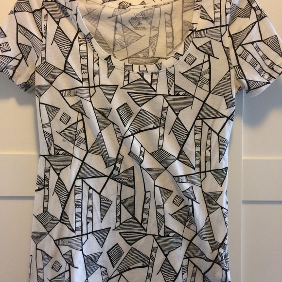 Geometric black and white urban outfitter shirt - Picture 1 of 2
